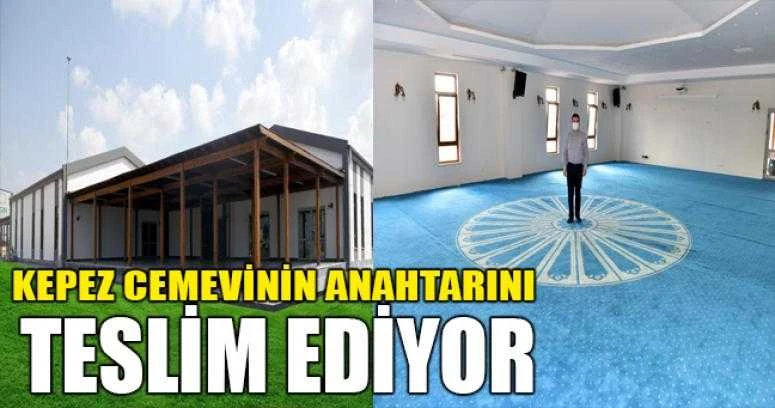 Kepez cemevinin anahtarını teslim ediyor