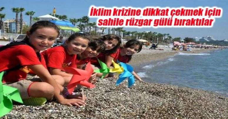 İklim krizine dikkat çekmek için sahile rüzgar gülü bıraktılar